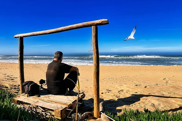 Взрослый Мужчина Фотографирует Океана Конце Осени — стоковое фото