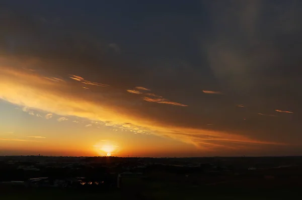 Ländliche Landschaft Bei Sonnenuntergang Mit Dramatischem Himmel — Stockfoto