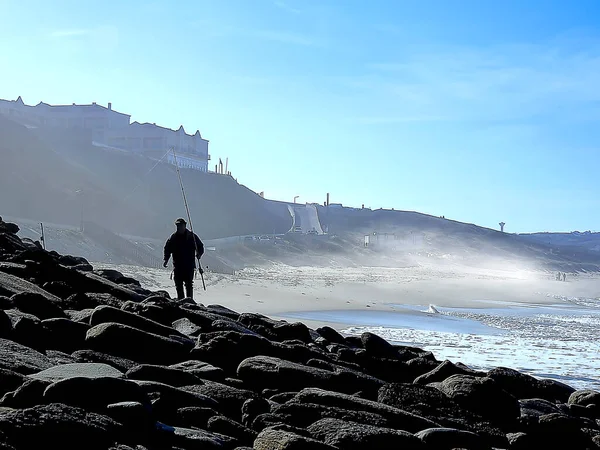 Люди Идущие Вдоль Океана Солнечный Зимний День — стоковое фото