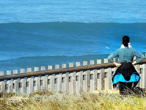 Люди Отдыхают Океана Солнечный Зимний День — стоковое фото