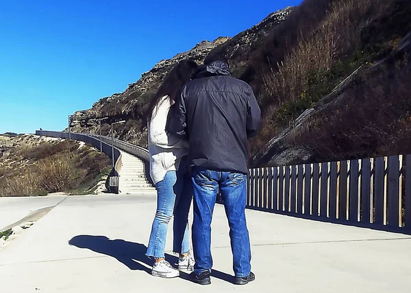 Couple Looking Cell Phone Seafront — Stockfoto