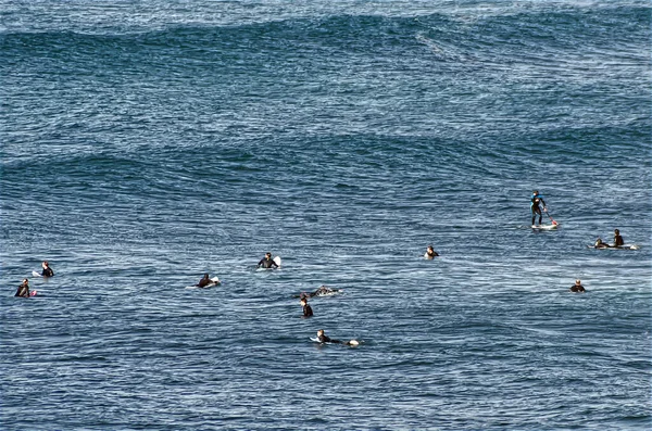 Grupo Surfistas Água Espera Onda Ideal — Fotografia de Stock