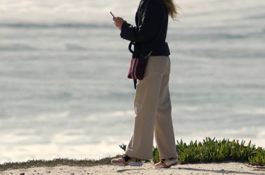 Güneşli bir kış günü Atlantik Okyanusu 'nda geziniyor