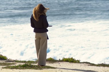 Güneşli bir kış günü Atlantik Okyanusu 'nda geziniyor