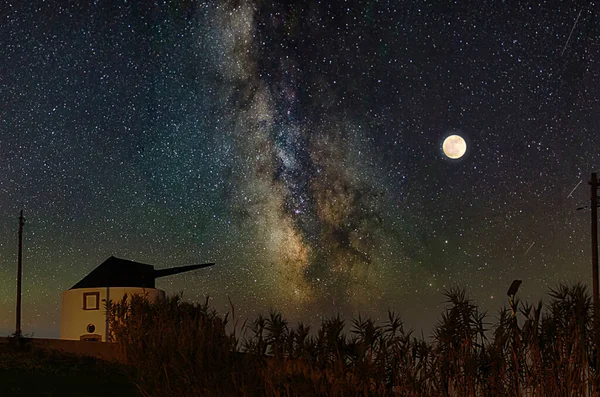 Noční Krajina Jasnou Oblohou Starým Větrným Mlýnem — Stock fotografie