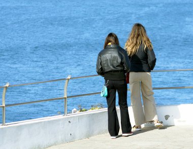 İki kız okyanusa hayran.