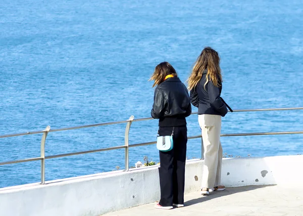 Due Ragazze Che Ammirano Oceano Una Scogliera — Foto Stock