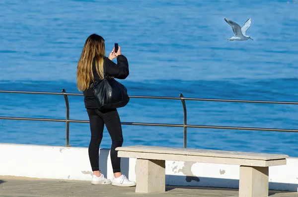 Jonge Blonde Het Zwart Bewonderen Van Oceaan Een Klif — Stockfoto