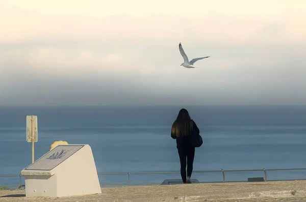 Jonge Blonde Het Zwart Bewonderen Van Oceaan Een Klif — Stockfoto