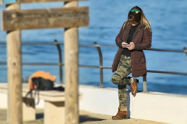 Mujeres Tomando Fotos Playa Con Teléfono Móvil —  Fotos de Stock