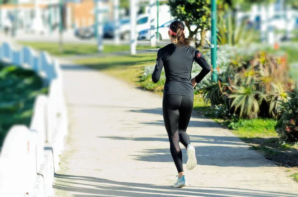 Sportovec Černém Při Tréninku Parku — Stock fotografie