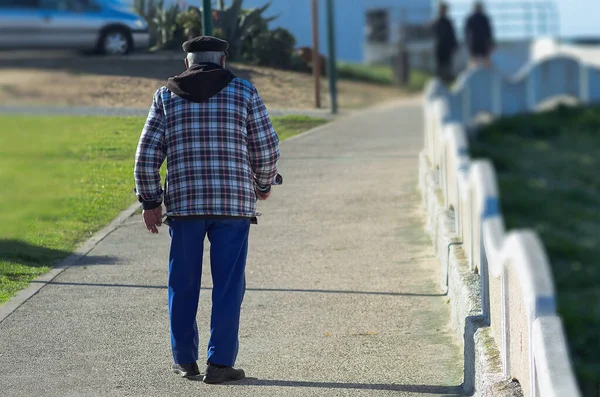 Anciano Caminando Por Acera Junto Mar — Foto de Stock