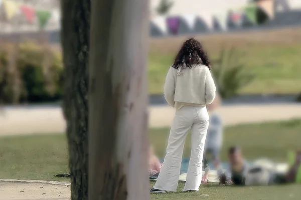 Madre Joven Vestida Blanco Con Niños Parque —  Fotos de Stock