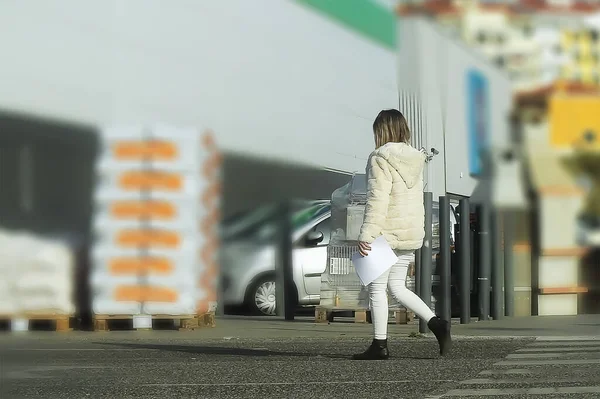 Kobieta Idzie Zakupy Sklepu Przez Parking — Zdjęcie stockowe