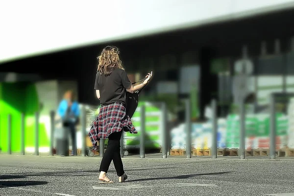 Kobieta Parkingu Idzie Zakupy Sklepu — Zdjęcie stockowe