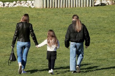 Güneşli bir kış günü parkta yürürken