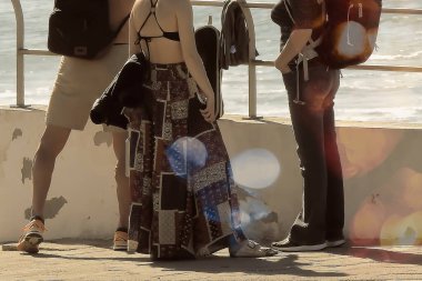 Atlantik Okyanusu 'ndaki İskandinav turistler deniz kenarında sohbet ediyorlar.