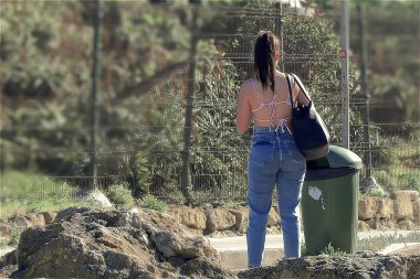 Atlantik kıyısında güneşli bir kış gününün tadını çıkaran turistler