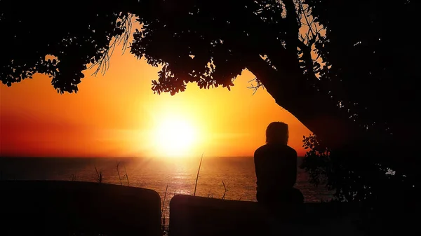 Silhouette Woman Standing Wall Admiring Sunset — Stock Photo, Image