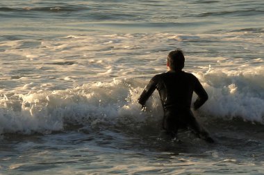 Portekiz Atlantik kıyısında sörfçüler