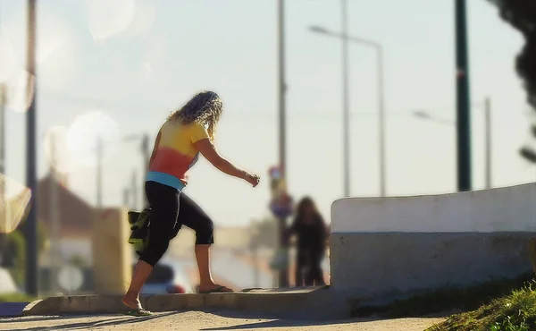 Mujer Rubia Bermudas Pantalones Cortos Caminando Una Acera —  Fotos de Stock