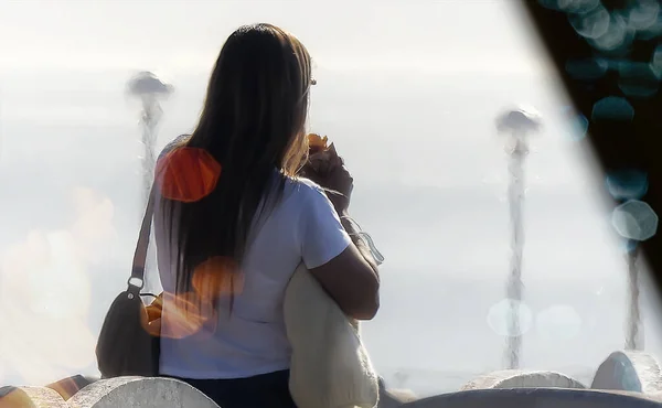 Mujer Rubia Paseo Marítimo Mirando Mar —  Fotos de Stock