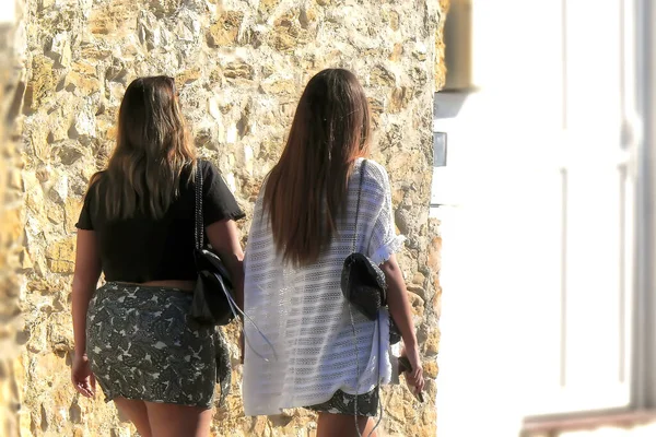 Dos Adolescentes Caminando Por Una Pared Luz Del Sol —  Fotos de Stock