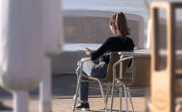 Silueta Una Mujer Junto Océano Admirando Puesta Sol —  Fotos de Stock