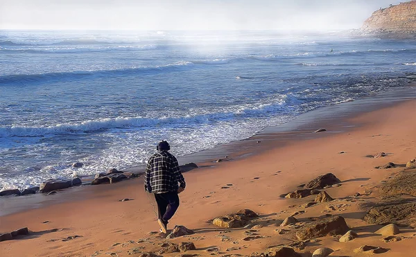 Взрослый Мужчина Гуляющий Пляжу Зимой — стоковое фото