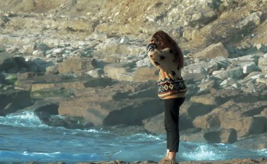 Denize bakan Hint kazaklı kadın.