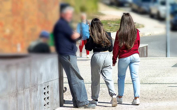 歩道を歩いている二人の若い女性 — ストック写真