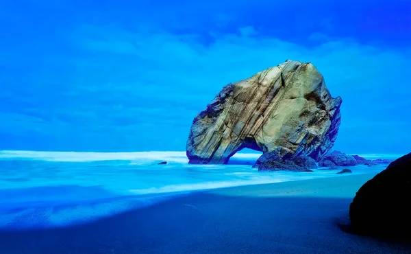 Peksi Suyu Olan Kayalık Bir Sahili Olan Deniz Pelerini — Stok fotoğraf