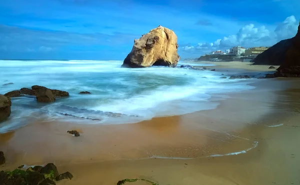 Zeegezicht Met Een Rotsachtig Strand Met Zijdezacht Water — Stockfoto