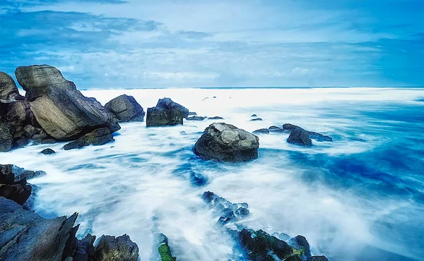 Pejzaż Morski Kamienistą Plażą Jedwabistą Wodą — Zdjęcie stockowe