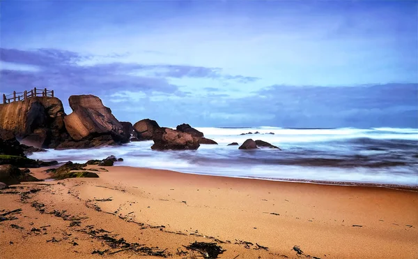 Peksi Suyu Olan Kayalık Bir Sahili Olan Deniz Pelerini — Stok fotoğraf
