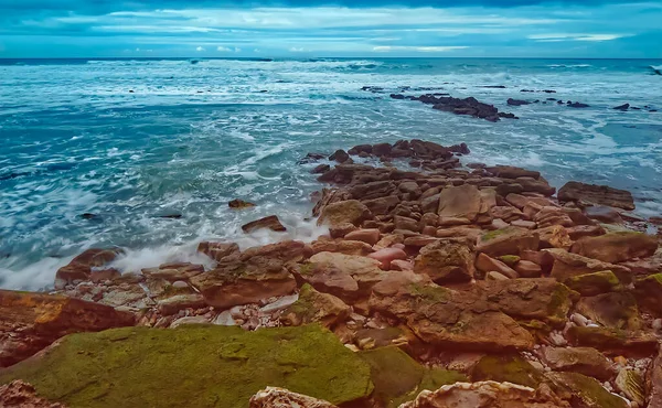 Pejzaż Morski Kamienistą Plażą Burzliwy Dzień — Zdjęcie stockowe