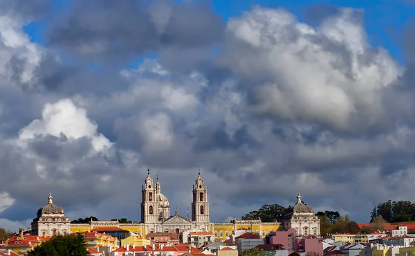 Widok Odległe Miasto Katedrą Określonymi Chmurami — Zdjęcie stockowe