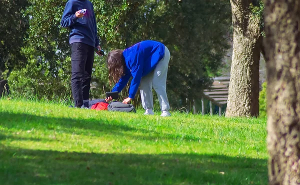 芝生の上の公園の2人の高校生 — ストック写真