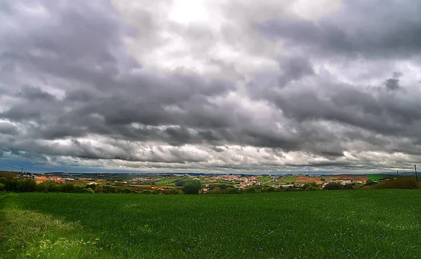 Ländliche Landschaft Mit Grünem Feld Und Einem Dorf Horizont — Stockfoto