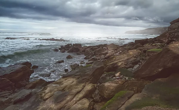 Paisaje Marino Con Una Playa Rocosa Día Tormentoso — Foto de Stock