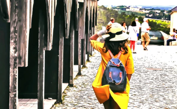 Kobieta Żółtym Kapeluszu Plecaku Spaceruje Wietrze — Zdjęcie stockowe
