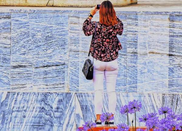 Der Rücken Einer Frau Mit Roten Haaren Beim Fotografieren — Stockfoto