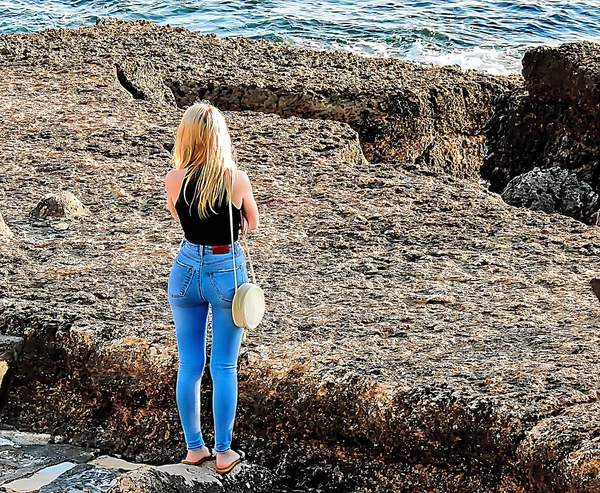 Blonde Teen Jeans Rock Top Looking Ocean — Stock Photo, Image