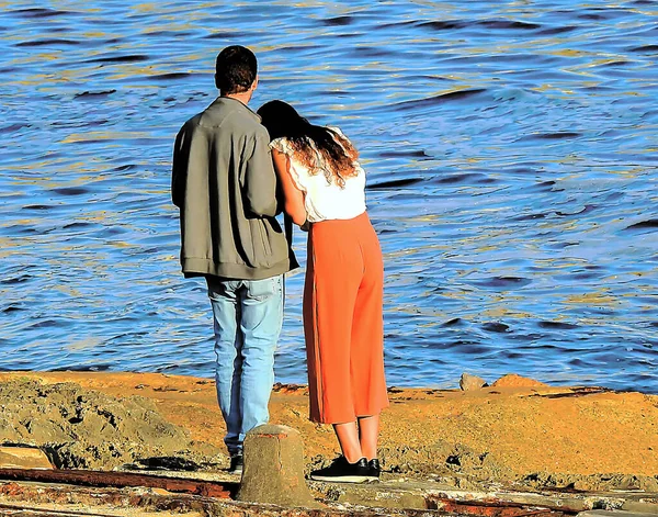 Casal Jovens Junto Oceano Tirando Fotos — Fotografia de Stock