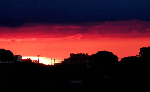 明るい色の丘の上に夕日の後 — ストック写真