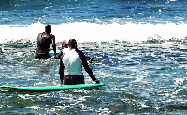 Surfer Κορίτσια Μαθαίνουν Σερφάρουν Στον Ατλαντικό Ωκεανό — Φωτογραφία Αρχείου