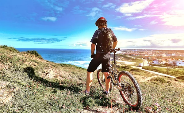 Radfahrer Blickt Von Einem Hügel Der Nähe Der Stadt Auf — Stockfoto