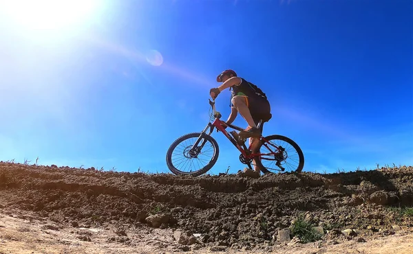 Kırmızı Kasklı Mavi Dişli Bisikletçi Okyanus Kenarında Pedal Çeviriyor — Stok fotoğraf