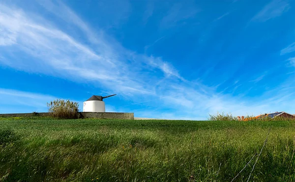 Ländliche Landschaft Mit Einer Alten Windmühle Auf Einem Grünen Hügel — Stockfoto