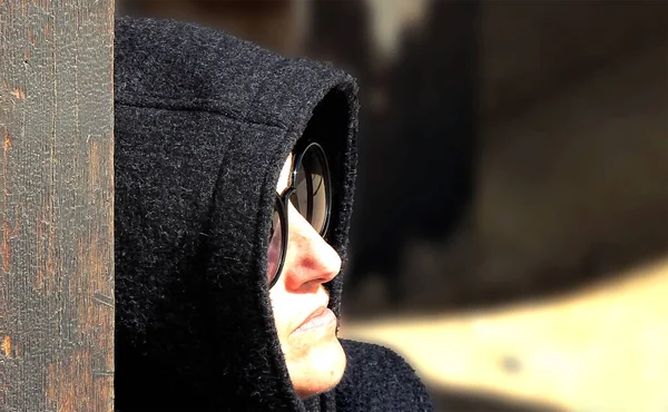 Profil Kobiety Kapturze Okularach Przeciwsłonecznych Rozmytym Tle — Zdjęcie stockowe